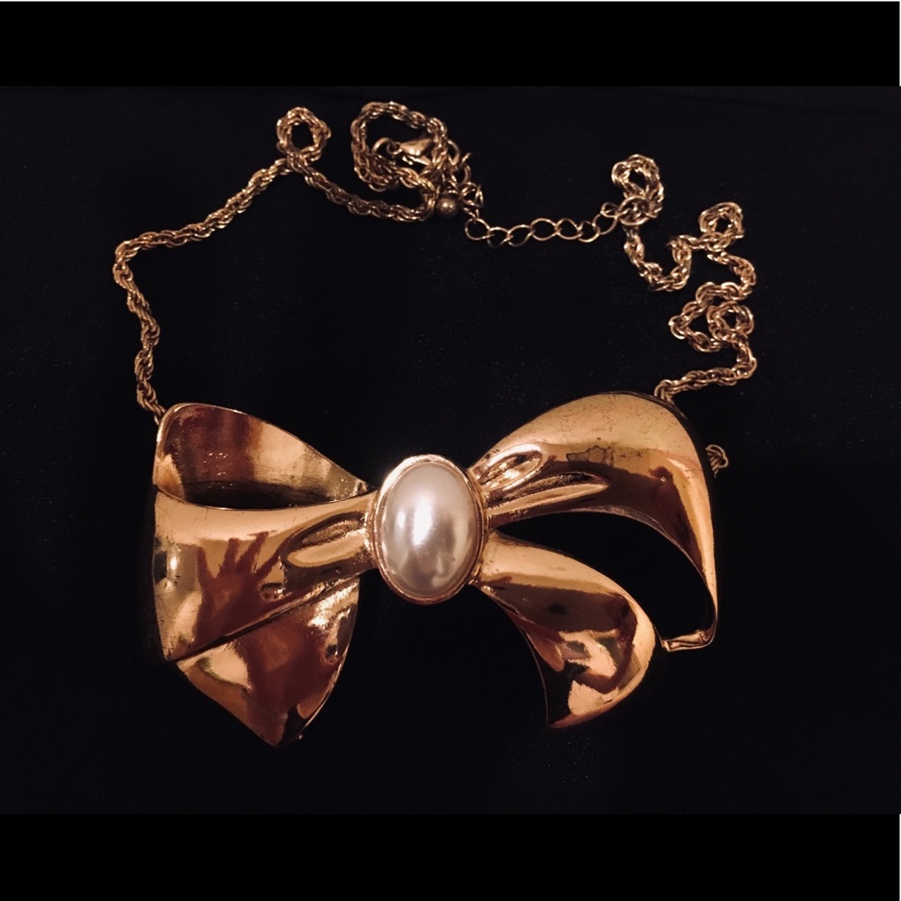 Bow necklace